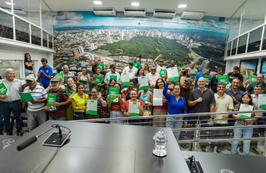 Prefeitura entrega 150 ttulos definitivos de propriedade a famlias cuiabanas