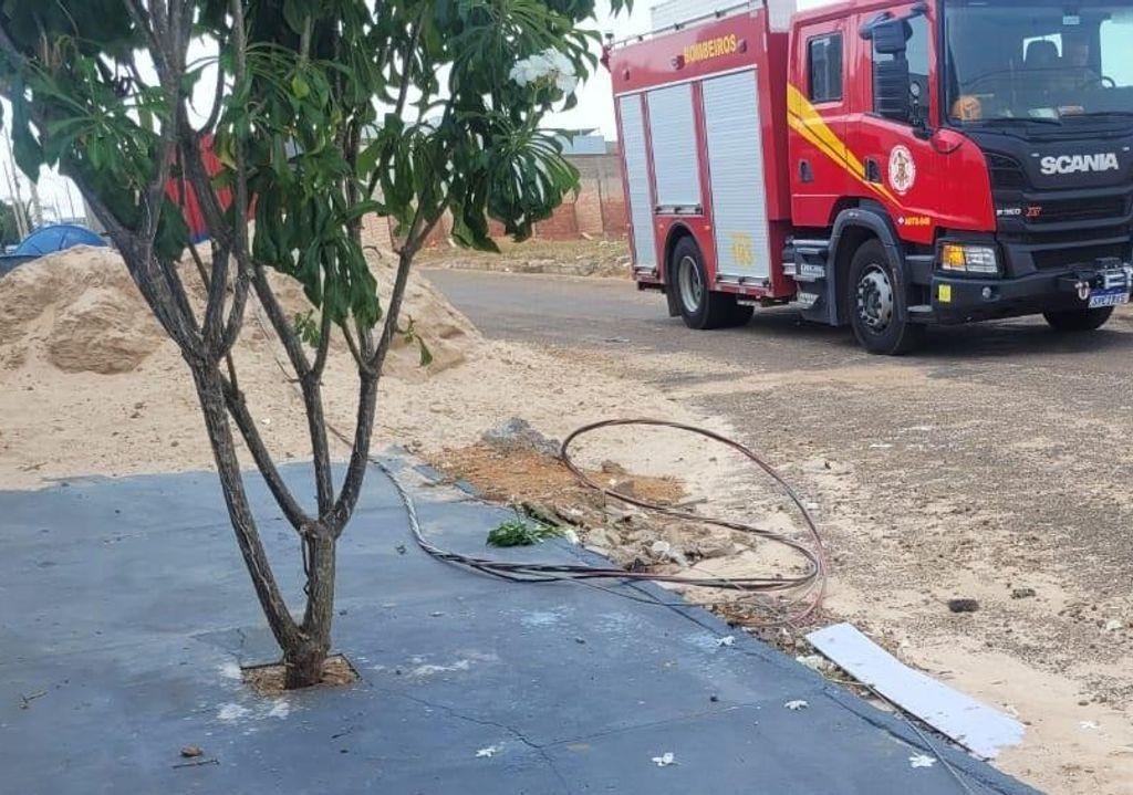 Corpo de Bombeiros orienta sobre como agir em caso de queda de fio energizado em via pblica