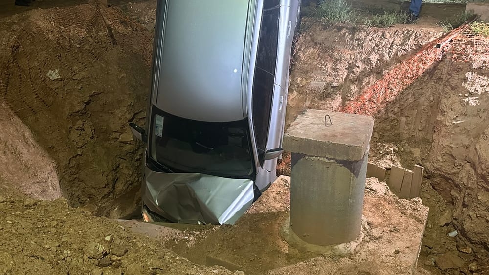 Motorista escapa ilesa aps carro cair em cratera de obra no CPA