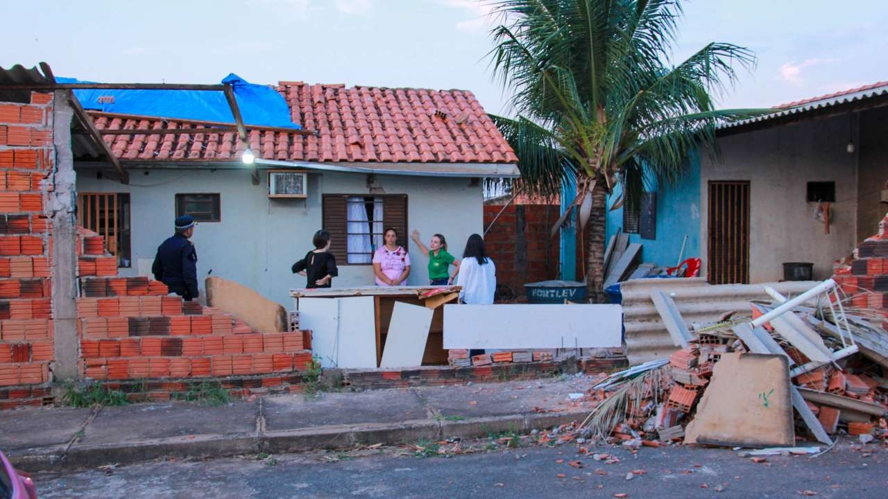 Prefeitura de Vrzea Grande inicia entrega de kits emergenciais s famlias atingidas por vendaval
