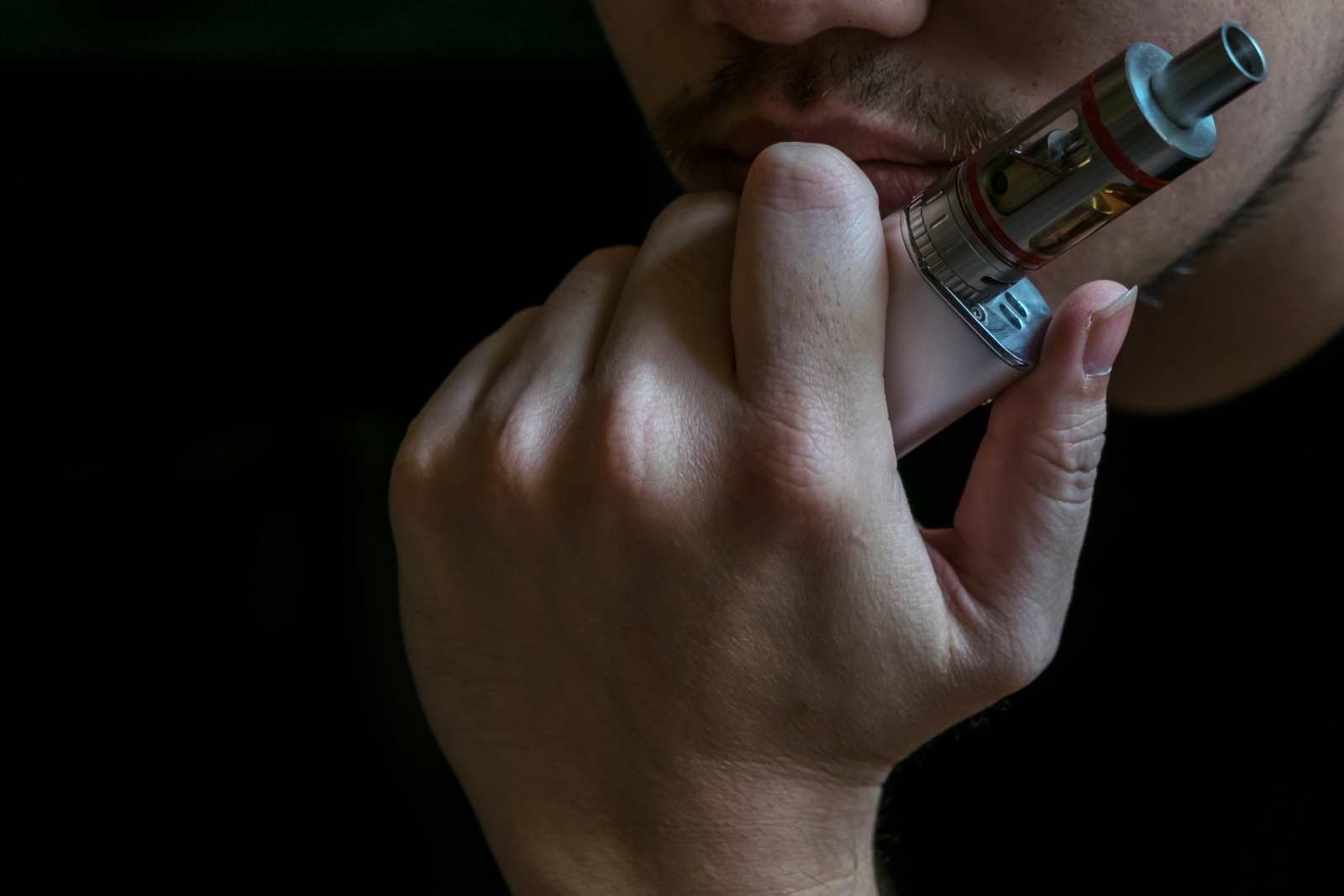 OMS alerta: cigarro eletrnico impulsiona vcio precoce em jovens