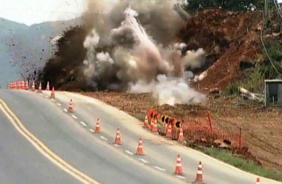 Detonao de rocha bloqueia BR-364 nesta tera-feira (07)