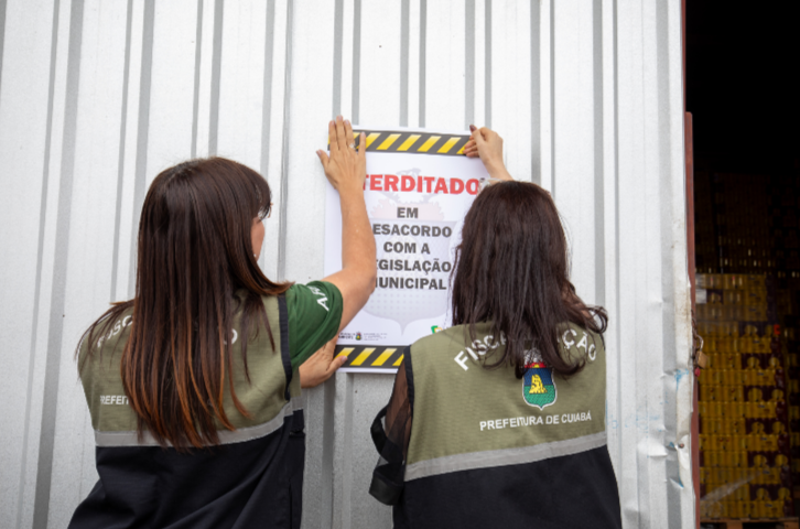 Prefeitura de Cuiab interdita galpo que funcionava como oficina e distribuidora de bebidas