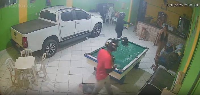 Cmeras registram execuo de jovem e adolescente em bar (Vdeo)