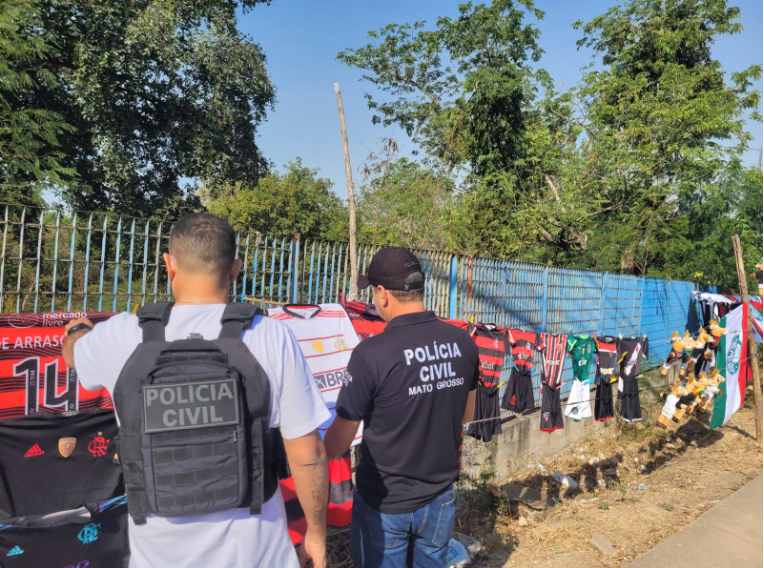 Produtos falsificados de times brasileiros s�o apreendidos pela Pol�cia Civil em Cuiab�