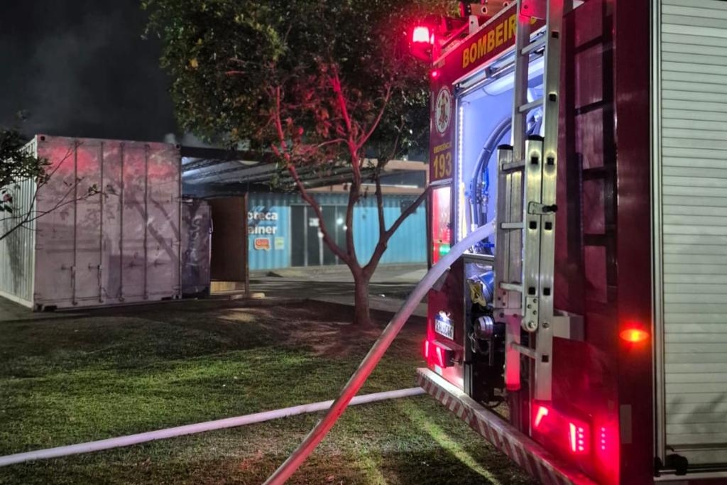 Corpo de Bombeiros controla princ�pio de inc�ndio em biblioteca de cont�iner