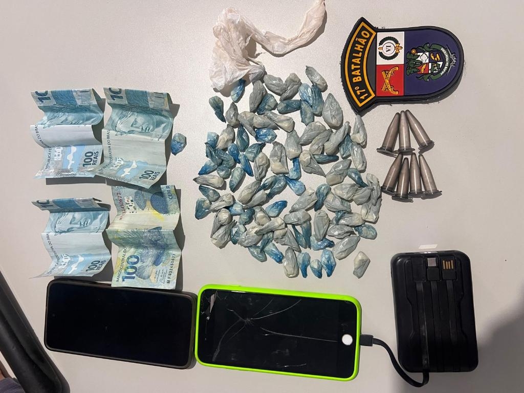 Pol�cia Militar prende cinco faccionados e apreende drogas em Indiava�