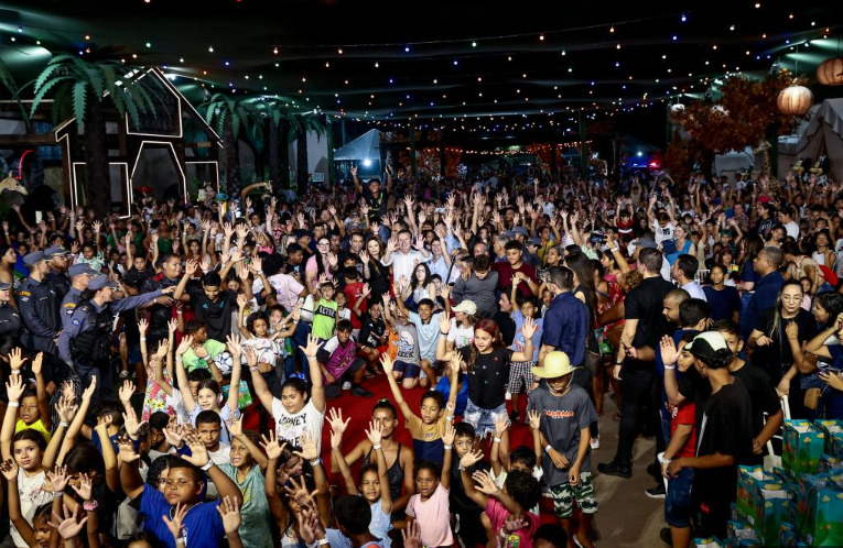 Governo de MT rene mais de 17 mil crianas em noite de abertura do Dia do SER Famlia Criana