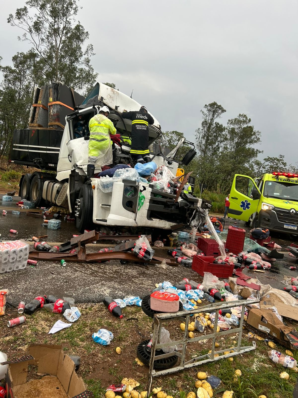Coliso violenta entre carretas deixa rastro de destruio na BR-163 (Vdeo)