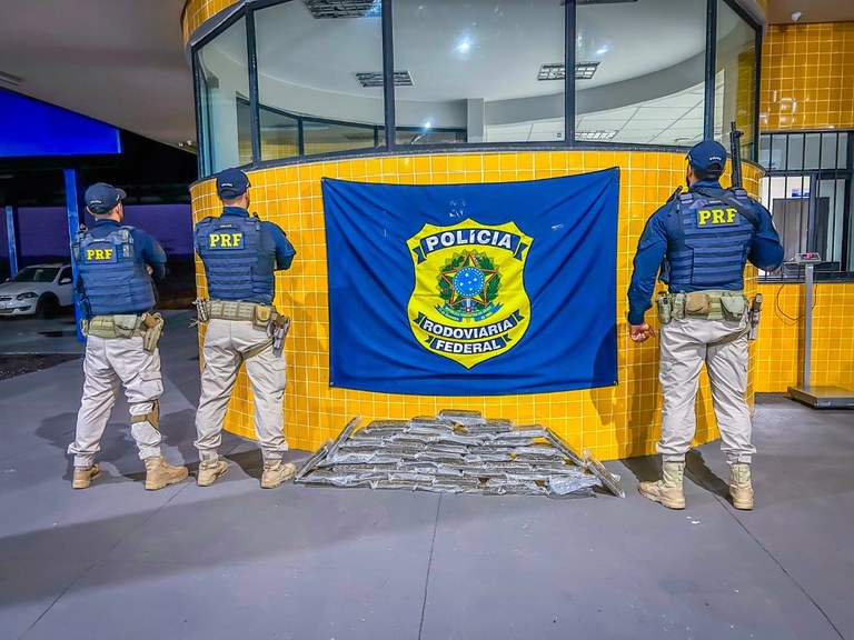 PRF apreende 50 kg de skunk escondidos em mesa de sinuca na BR-070 em Barra do Gar�as