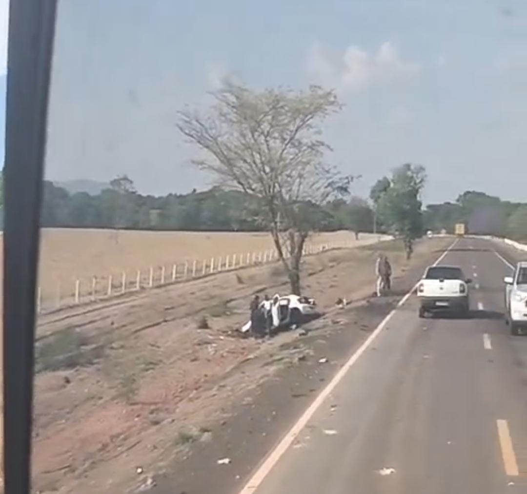 Coliso frontal entre carro e caminho deixa duas vtimas fatais na BR-158, em Barra do Garas