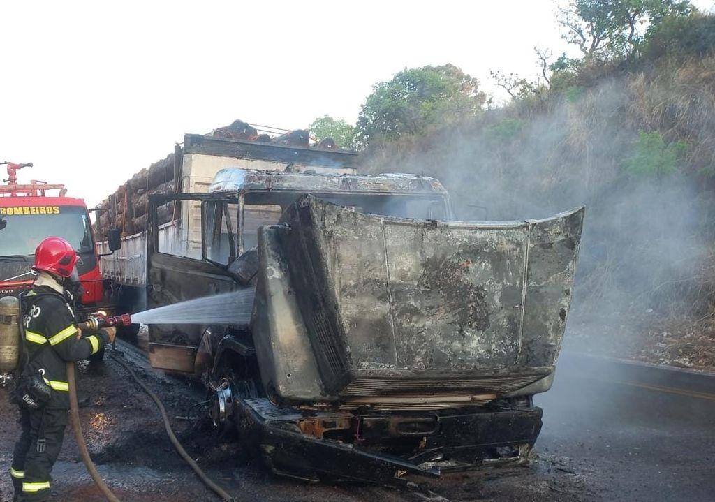 Corpo de Bombeiros Militar combate incndio em carreta que transportava madeira