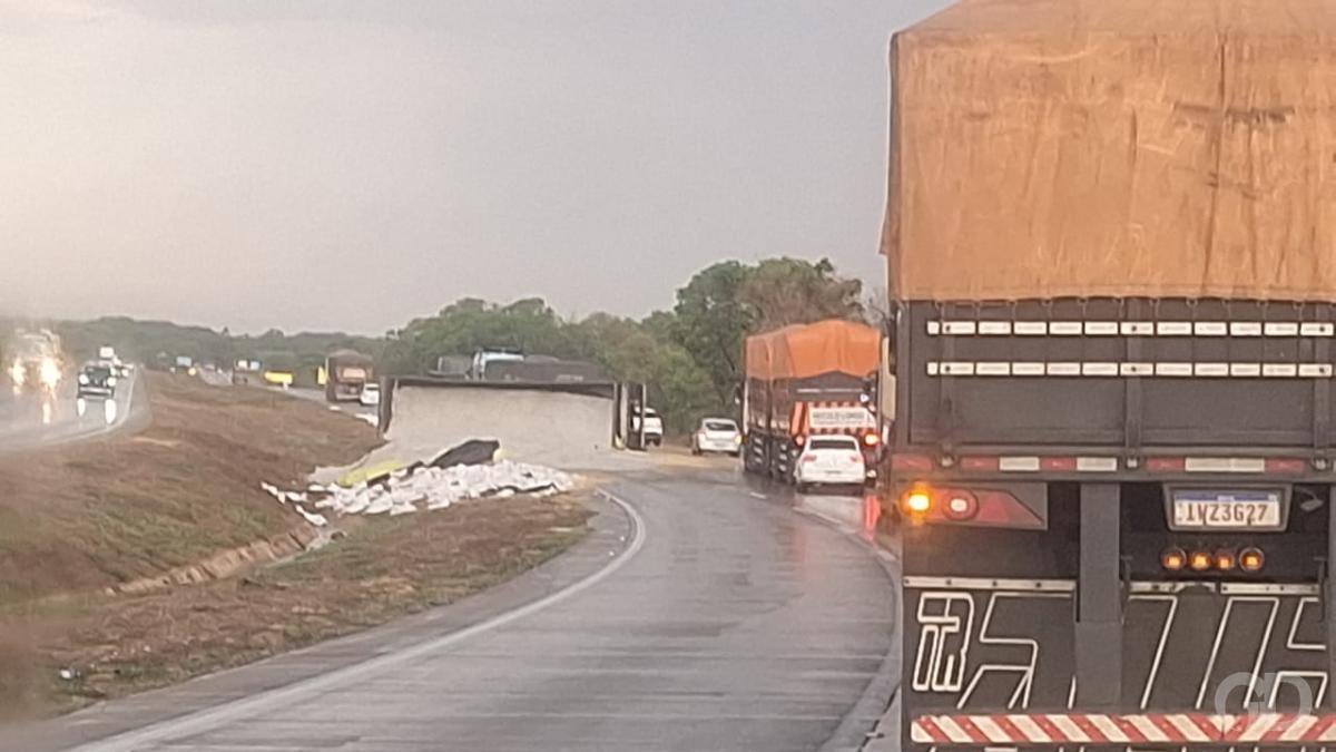 Chuva intensa provoca dois acidentes quase simultneos na BR-364 