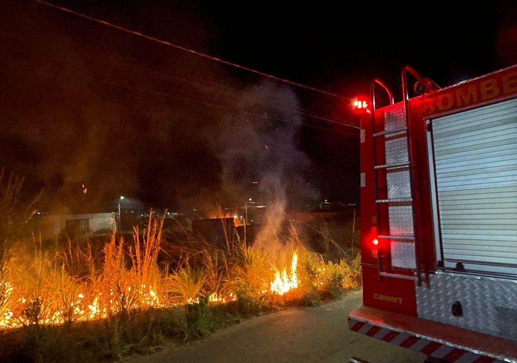 Corpo de Bombeiros combate incndio em vegetao de terreno urbano
