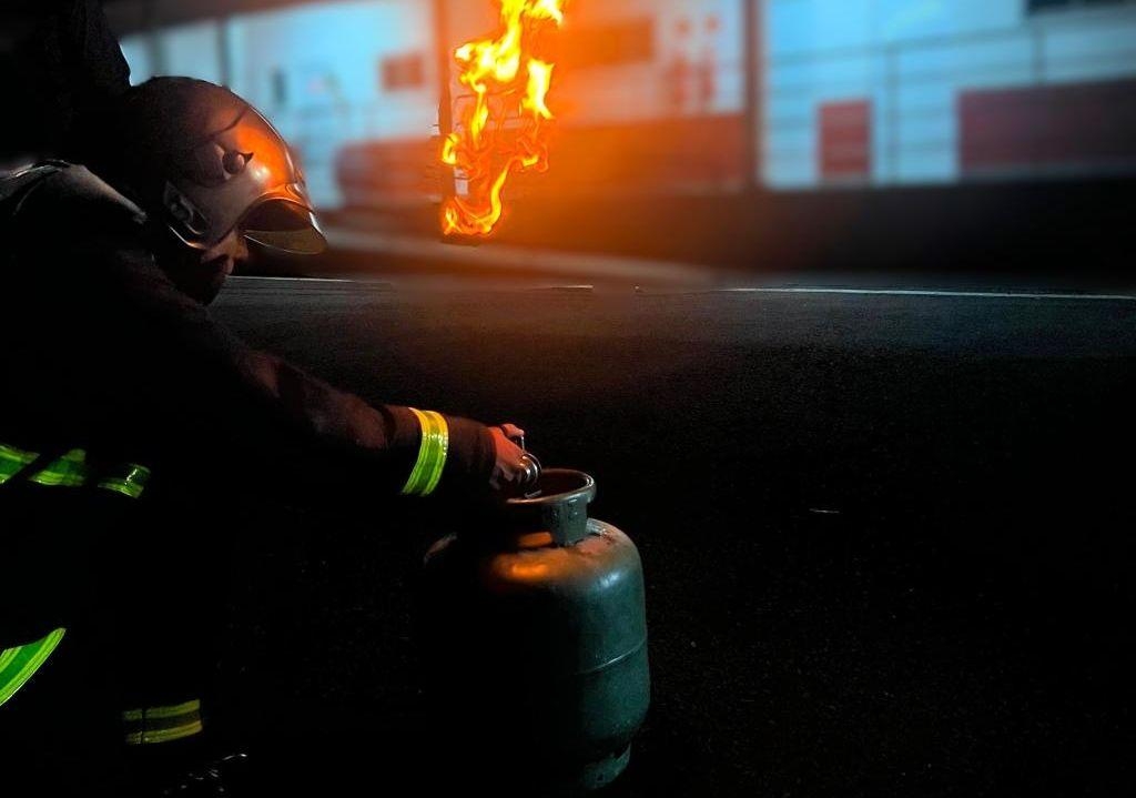 Bombeiros militares contm vazamento de gs de cozinha em residncia