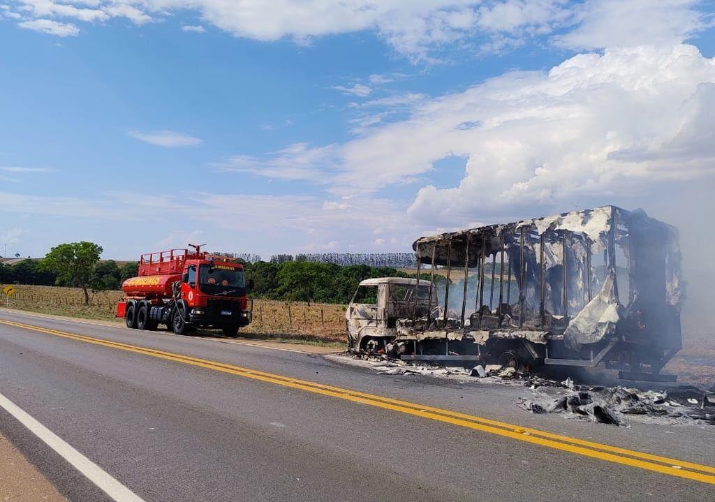 Corpo de Bombeiros combate incndio em caminho e em rea de vegetao