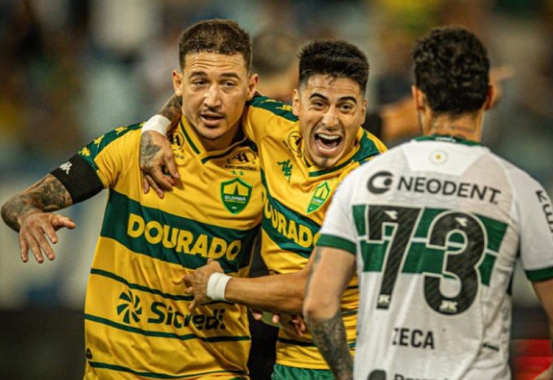 Mesmo com p�nalti perdido, Cuiab� derrota o Coritiba e continua firme na luta pelo acesso  