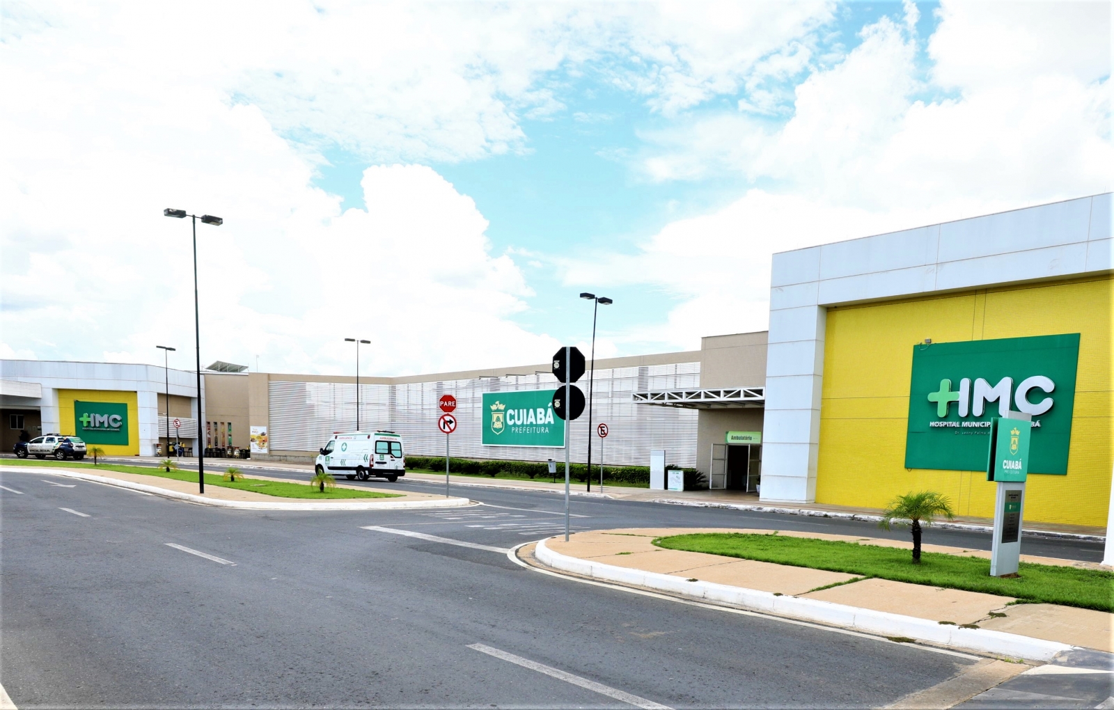 Mulher � arremessada de carro em movimento e fica gravemente ferida 