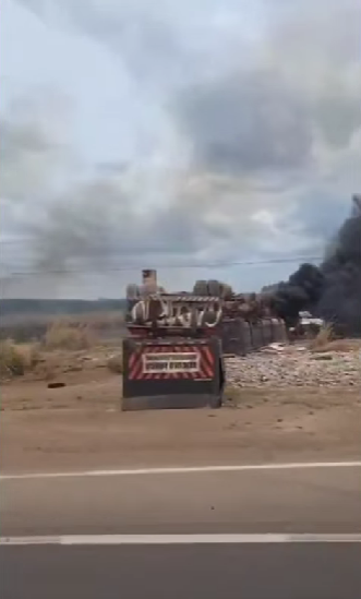 Caminhoneiro morre ap�s carreta sair da pista e pegar fogo na BR-364 (V�deo)