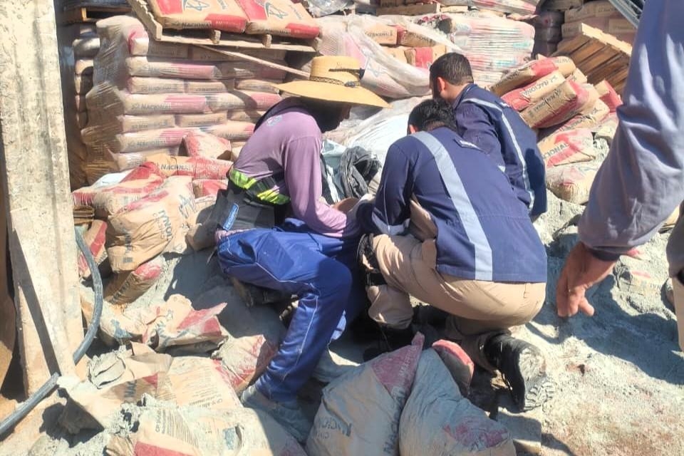 Corpo de Bombeiros socorre trabalhador atingido por palete carregado com cimento