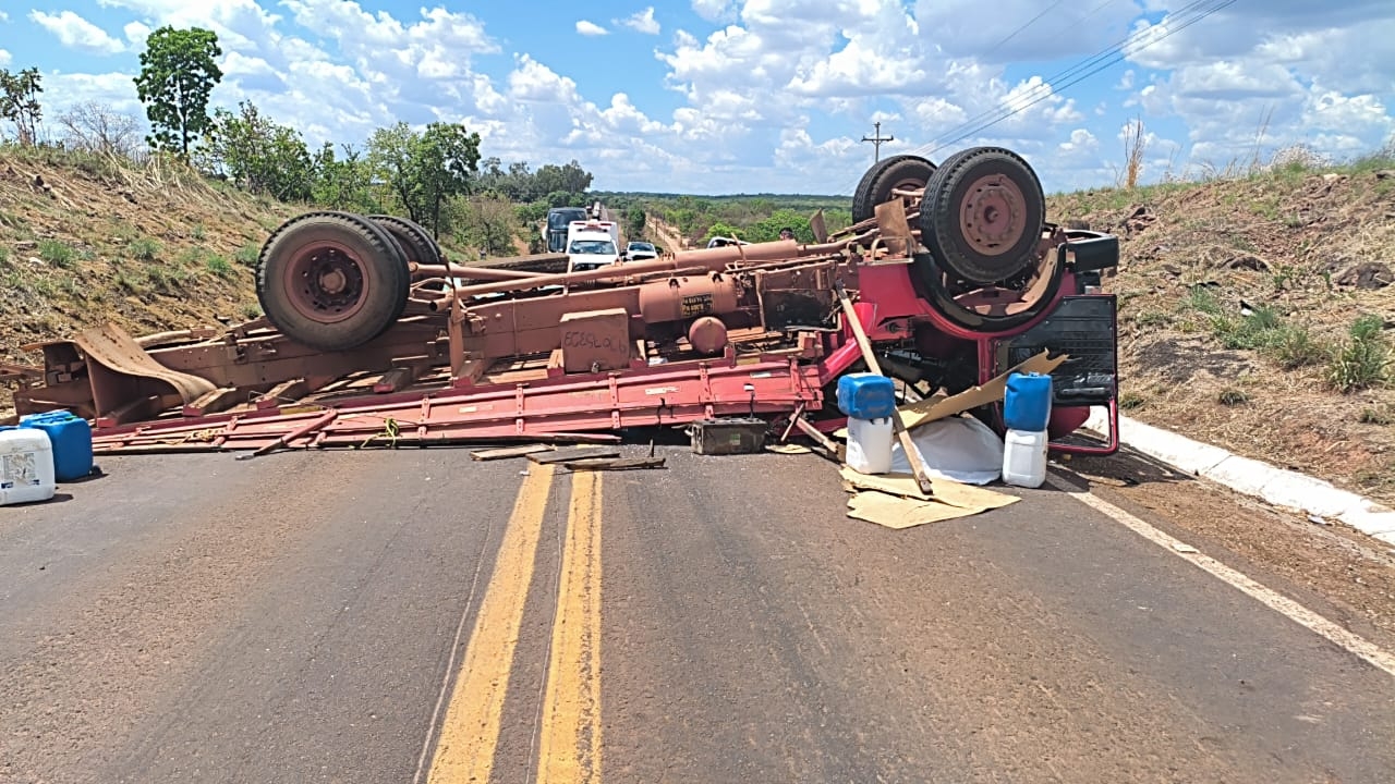 Caminhoneiro morre em capotamento na BR-158