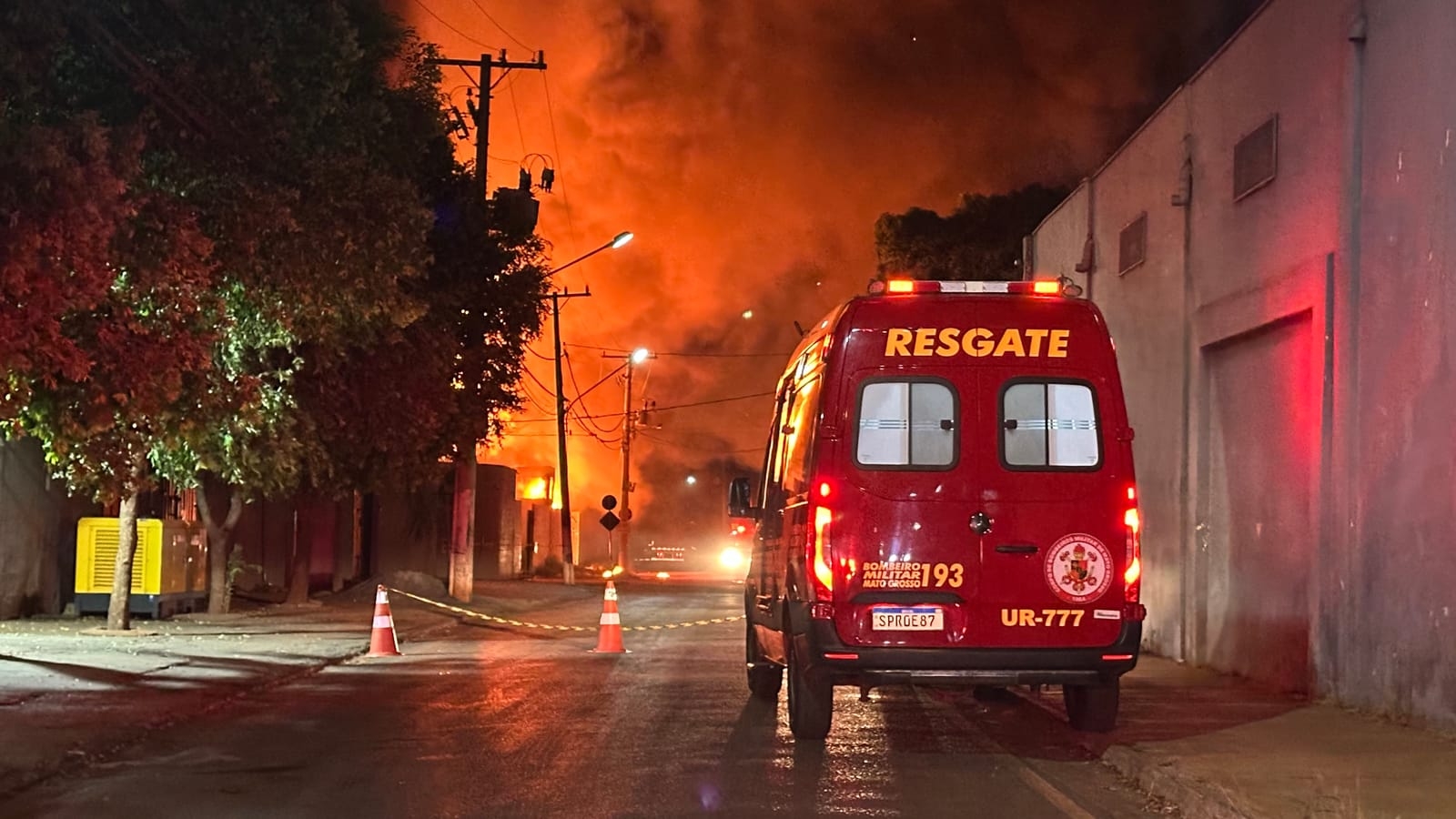 Inc�ndio de grandes propor��es destr�i empresa de reciclagem em Cuiab� (V�deo)