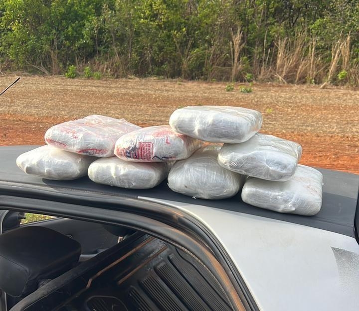 PM prende idoso suspeito com 8 kg de maconha escondidos embaixo de banco de ve�culo