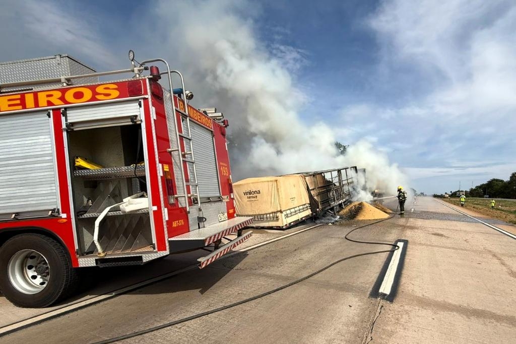 Corpo de Bombeiros controla inc�ndio em carreta carregada com soja na BR-364