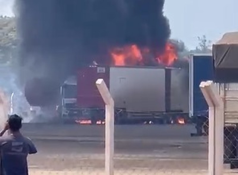 Incndio destri carreta e mobiliza bombeiros na Rodovia dos Imigrantes, em Vrzea Grande (Vdeo)