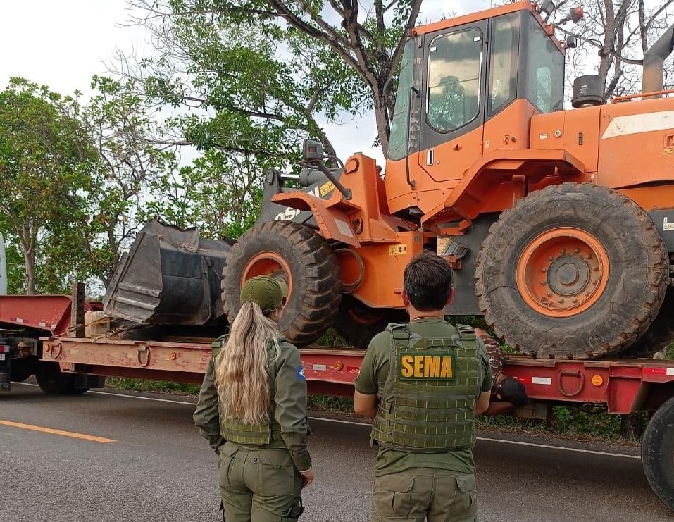 Sema e Polcia Militar apreendem mquinas usadas para desmate ilegal na Baixada Cuiabana