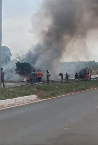 Incndio destri caamba de carreta em rodovia entre Chapada e Cuiab (Vdeo)
