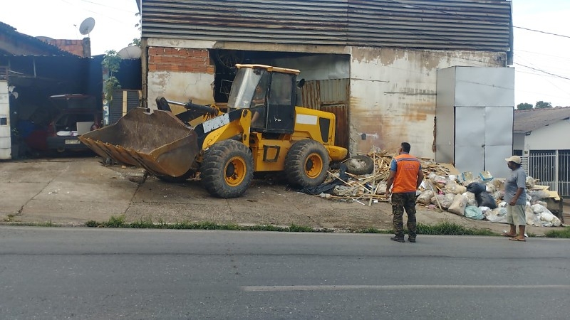 Retroescavadeira desgovernada atinge barrac�o ap�s falha mec�nica