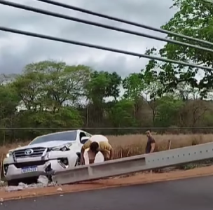 Caminhonete atinge poste e causa transtorno no tr�nsito da Rodovia do Peixe (V�deo)