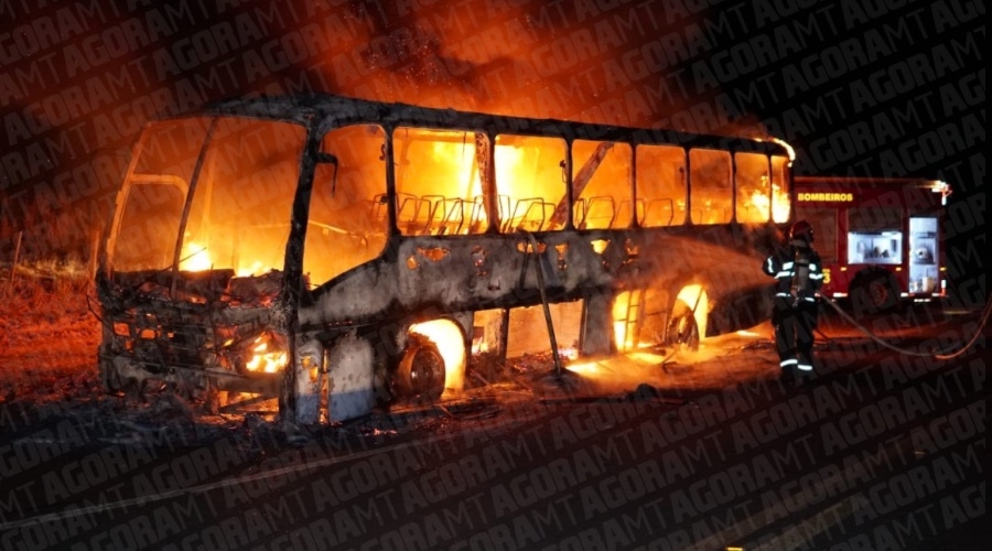 �nibus � destru�do por inc�ndio na MT-270