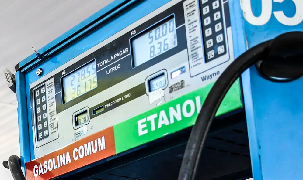 Petrobras anuncia nova redu��o de 4,9% no pre�o da gasolina a partir de ter�a-feira