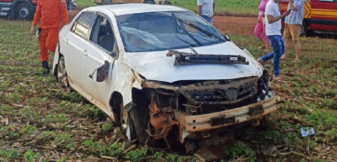 Motorista � arremessado para fora de carro ap�s capotamento em estrada rural 