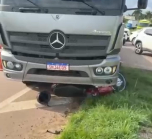 Acidente entre moto e caminh�o deixa jovem ferida na BR-163 (V�deo)