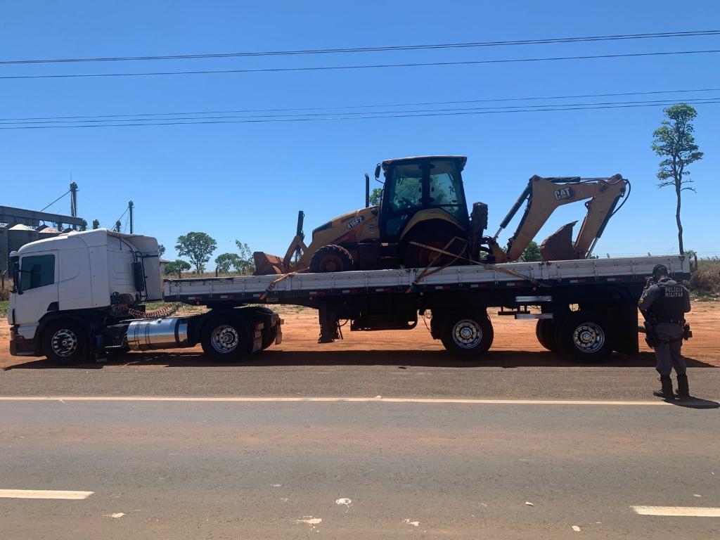 A��o integrada da Pol�cia Militar de MT e GO recupera retroescavadeira roubada em S�o Paulo