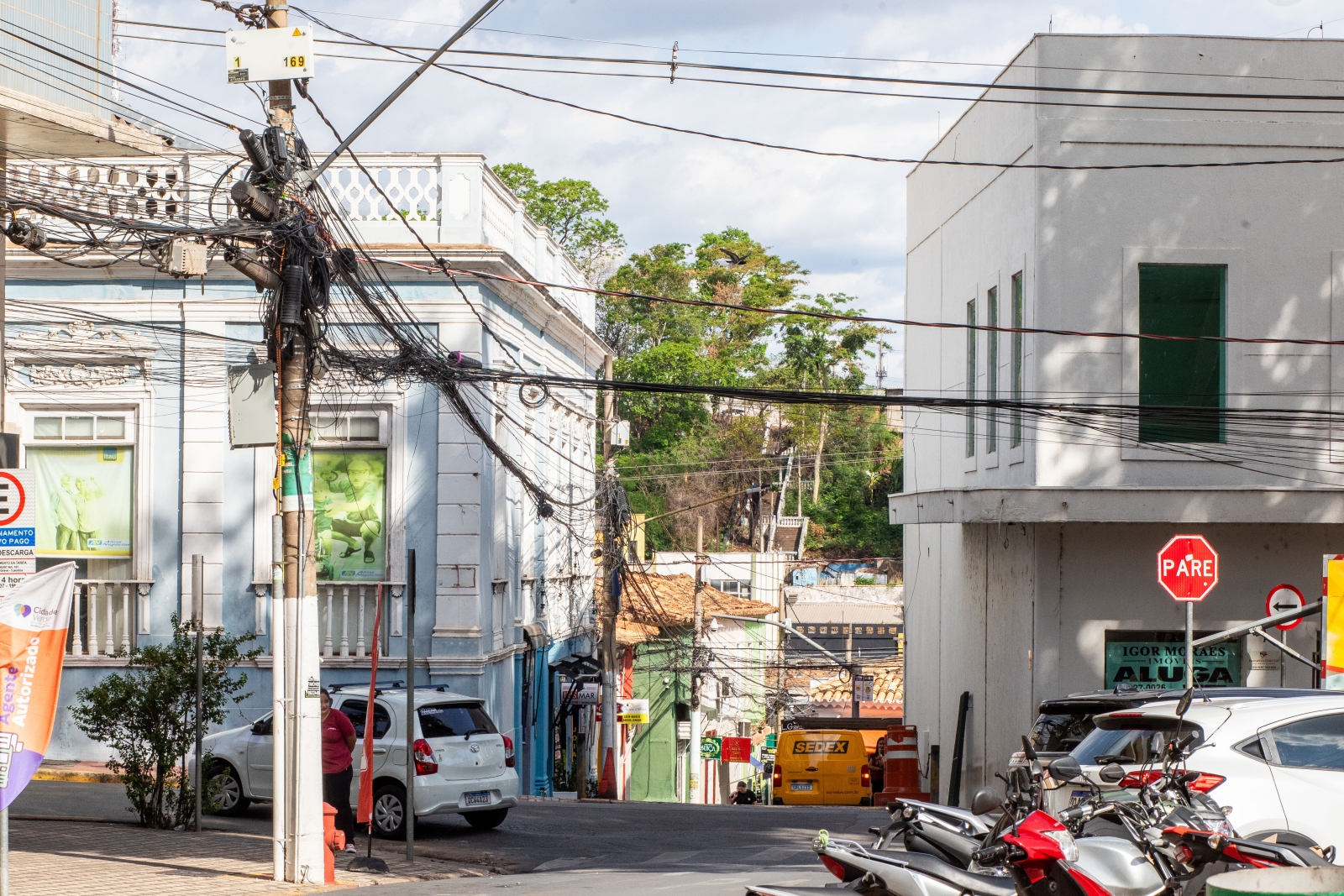 Opera��o �Telefone sem Fio� tem in�cio nesta quarta-feira em Cuiab� para remover fios irregulares dos postes