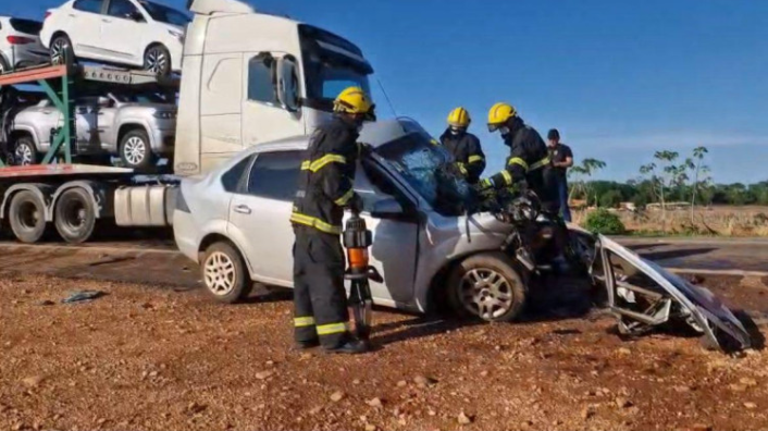 Colis�o frontal entre carro e carreta cegonha deixa uma v�tima fatal na BR-174
