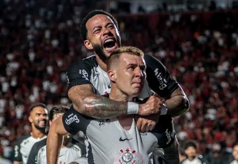 Corinthians marca no fim, vence o Vitria e respira fora da zona de rebaixamento  