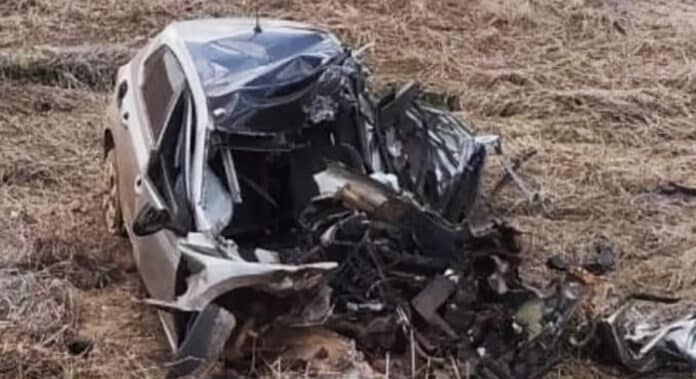 Jovem morre aps coliso frontal entre carro e caminho na MT-010