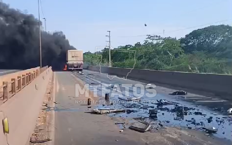 Inc�ndio ap�s colis�o entre carretas bloqueia totalmente a BR-364 em Rondon�polis (V�deos)