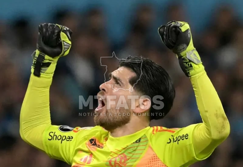 Flamengo resiste com um jogador a menos e avan�a � grande final da Libertadores 