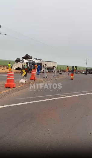 Motorista morre e outro fica ferido em colis�o entre carretas na BR-163 (V�deo)