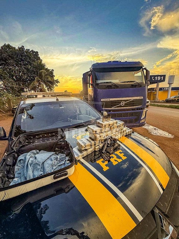 PRF apreende coca�na, arma de fogo e rebites durante opera��o na BR-070 em Primavera do Leste