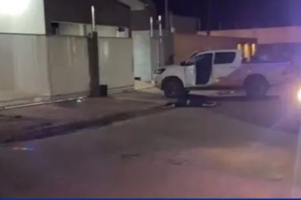 Homem em Hilux  perseguido e assassinado na porta de casa