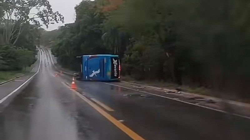 �nibus que seguia de Mato Grosso para Goi�nia tomba em Goi�s e deixa tr�s mortos