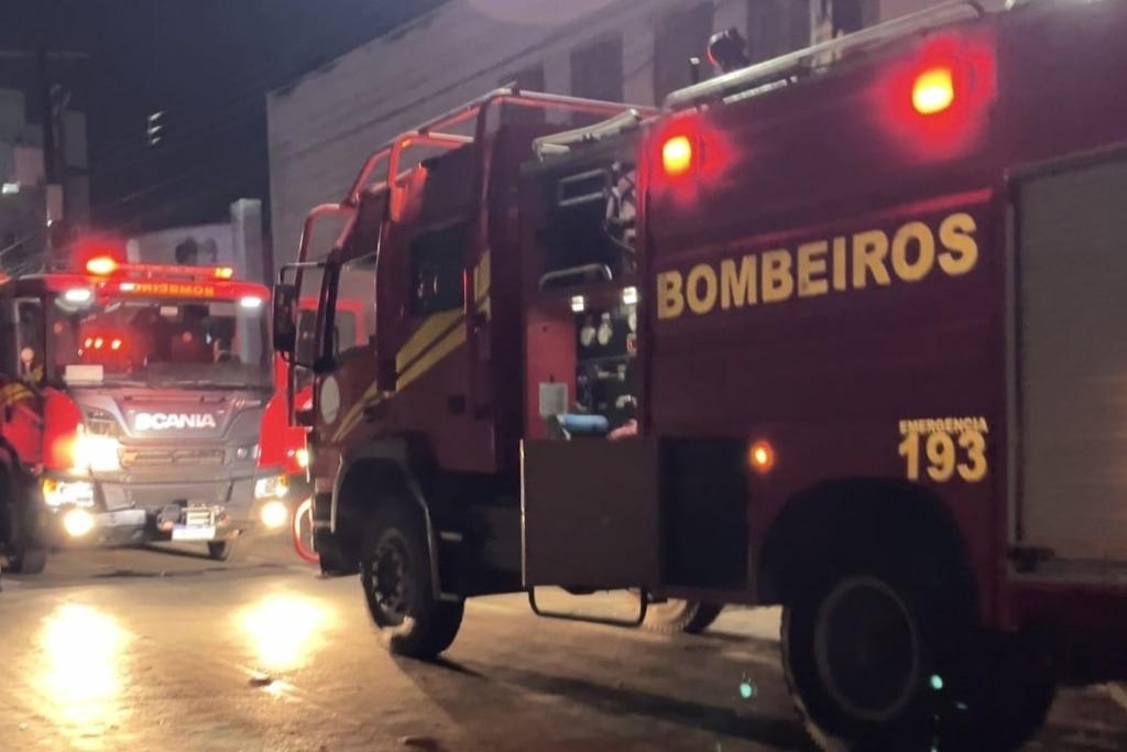 Corpo de Bombeiros combate incndio em edificao comercial 