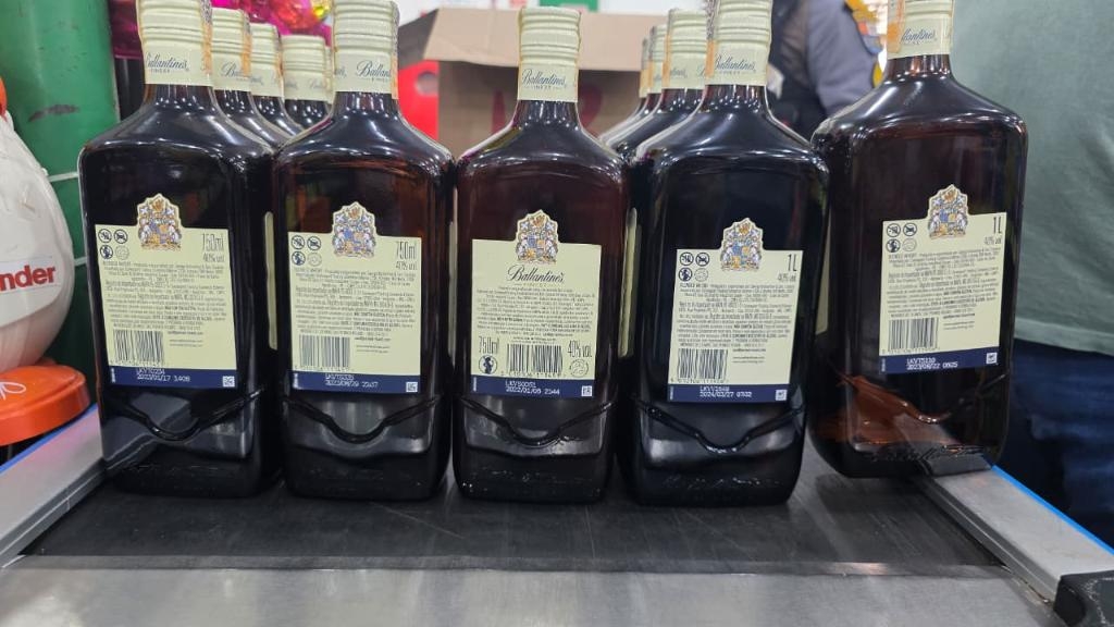 Fiscalizao conjunta apreende 30 garrafas de whisky suspeitas de adulterao com metanol em Itanhang